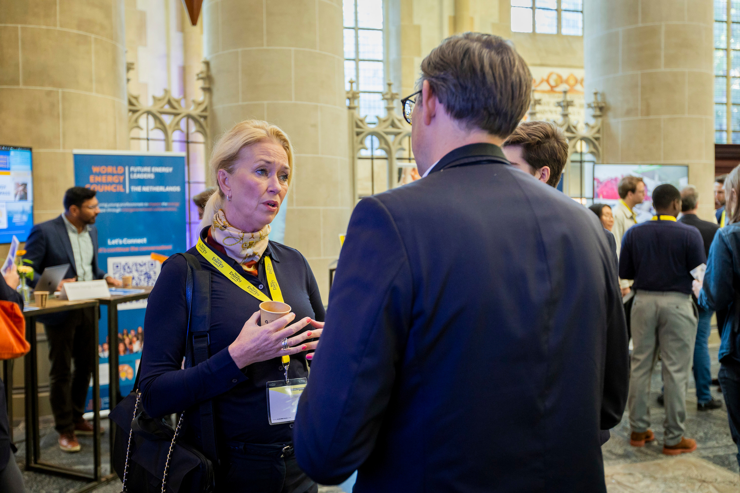 Een foto van drie professionals van coalitieleden in gesprek tijdens een matchmaking sessie op Wind meets Gas georganiseerd door New Energy Coalition.
