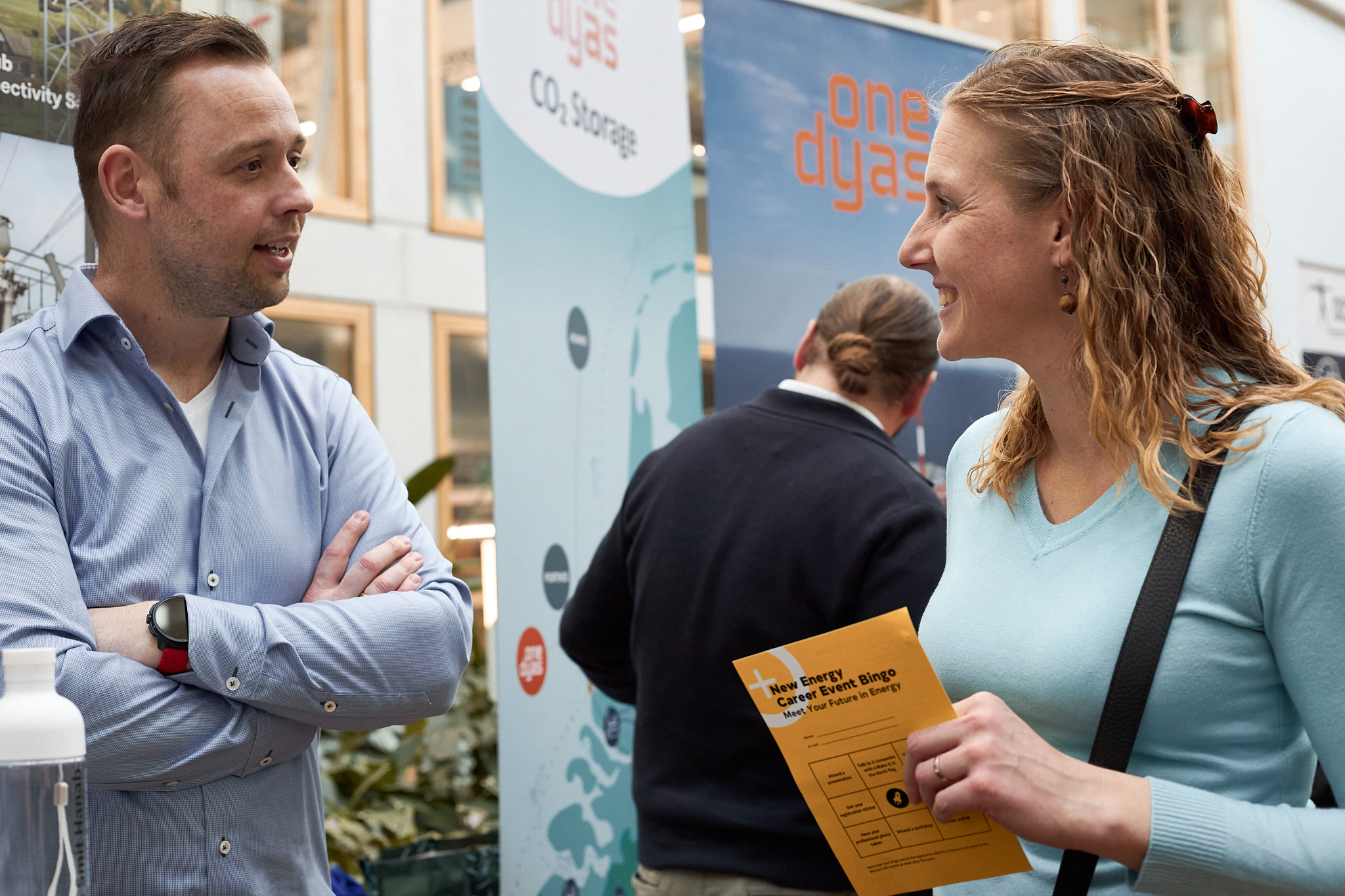 Young professional in gesprek met een organisatie tijdens het New Energy Career Event van New Energy Academy, een merk van New Energy Coalition.